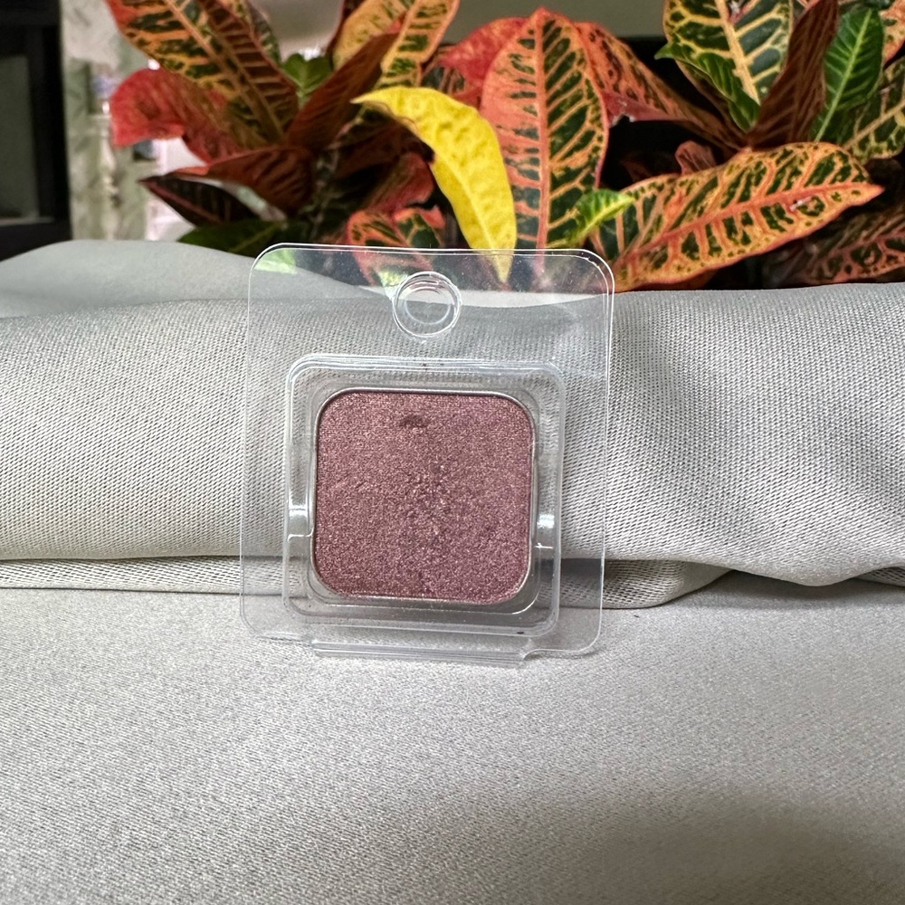 Seint shimmer eyeshadow in Gilded